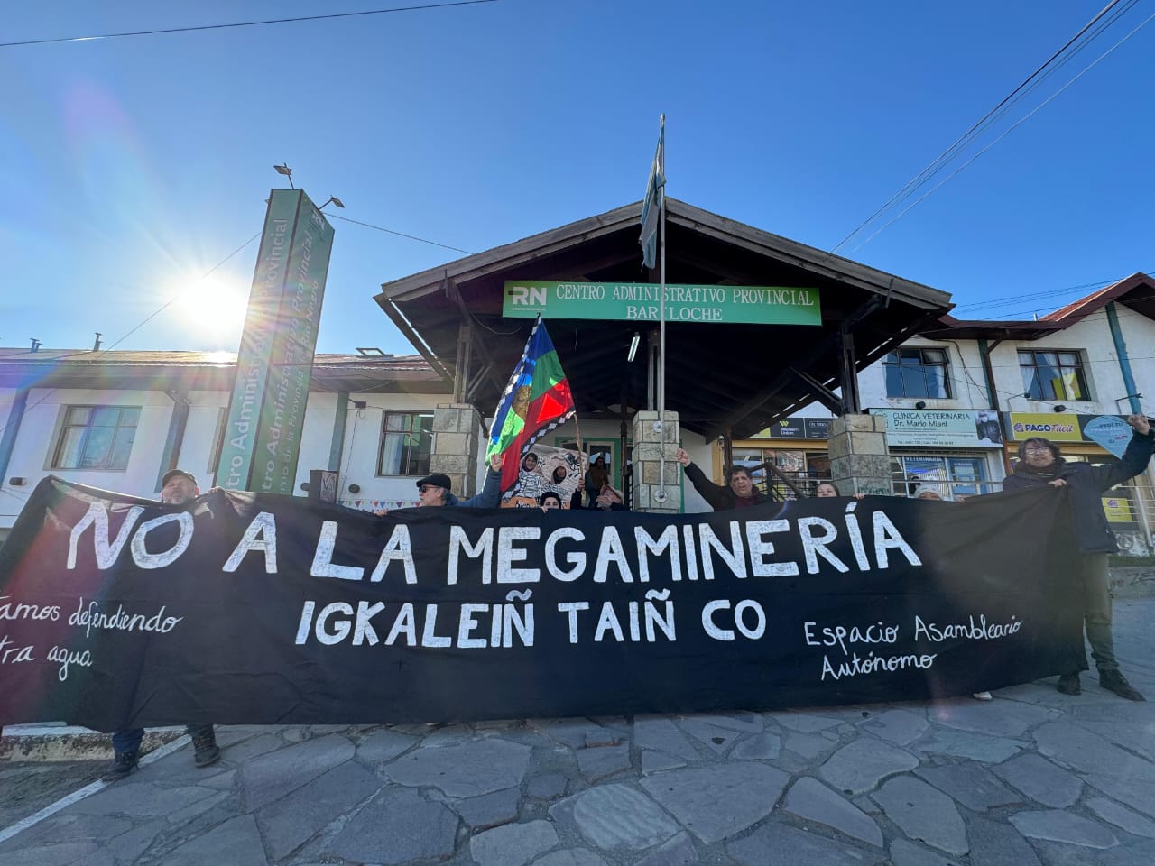 Protesta contra Calcatreu en la oficina en Bariloche de la Dirección de Minería